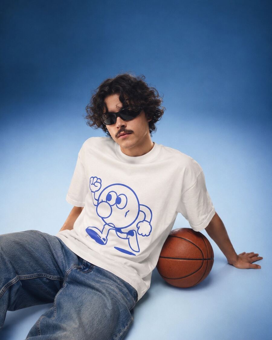 Deeko com bola de basquete em fundo azul